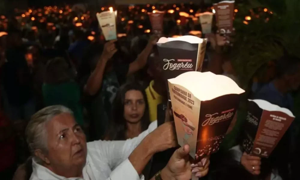 Em Serrinha, no nordeste baiano, cerca de dez mil fiéis participaram da Procissão do Fogaréu, realizada na noite desta quinta-feira (6).