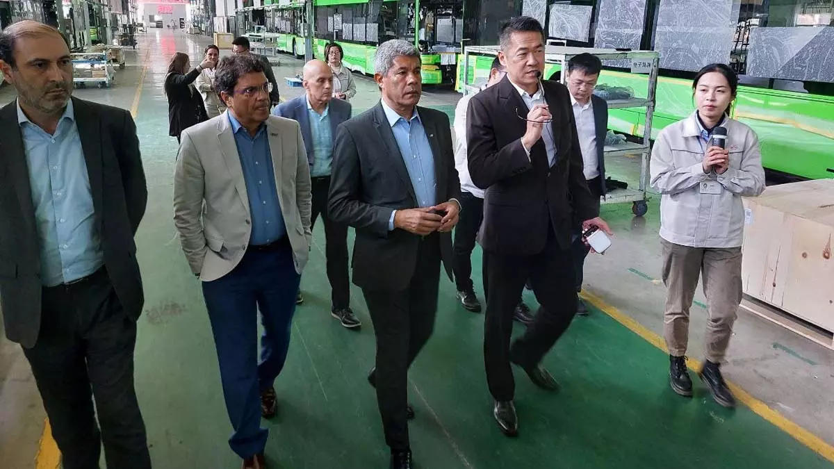 O governador Jerônimo Rodrigues visitou, neste domingo (9), duas linhas de produção da fabricante de veículos elétricos