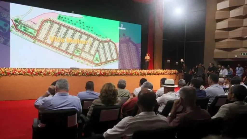 Nesta segunda-feira (24), o governador Jerônimo Rodrigues, acompanhou o ministro da Integração e do Desenvolvimento Regional, Waldez Goés, no município de Itabuna, na cerimônia de autorização para a construção de 696 moradias para famílias que perderam suas casas devido às fortes chuvas que atingiram a região entre o final de 2021 e o início de 2022. A solenidade, que contou com a presença do ministro-chefe da Casa Civil, Rui Costa, foi realizada no Teatro Municipal Candinha Dória.