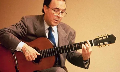 Um álbum inédito com 36 canções cantadas pelo cantor e violonista João Gilberto no Sesc Vila Mariana em 1998 será lançado pelo Selo Sesc nesta