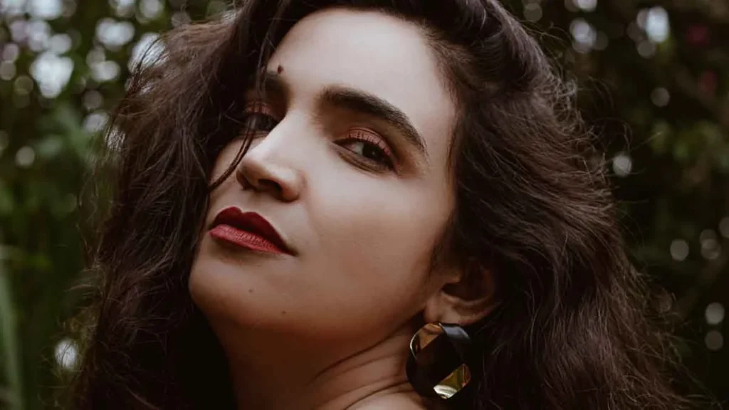 A artista feirense Luciana lançou nesta terça-feira (11), o single "Deixa Ela Passar" nas principais plataformas de streaming. A música prote