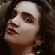 A artista feirense Luciana lançou nesta terça-feira (11), o single "Deixa Ela Passar" nas principais plataformas de streaming. A música prote
