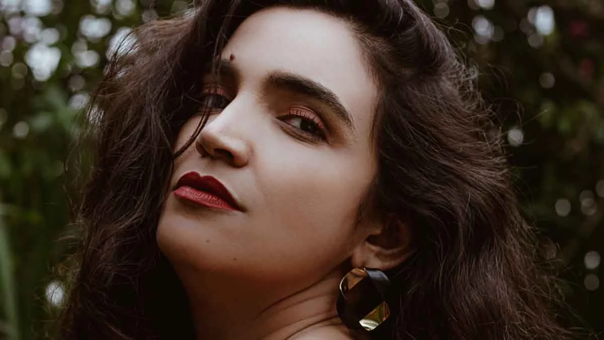 A artista feirense Luciana lançou nesta terça-feira (11), o single "Deixa Ela Passar" nas principais plataformas de streaming. A música prote