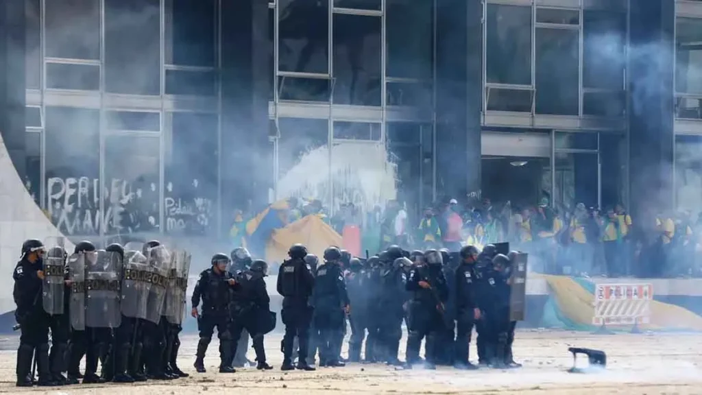 A Polícia Federal (PF) começou a ouvir nesta quarta-feira (12) cerca de 80 militares do Exército sobre os episódios de invasão e vandalismo e