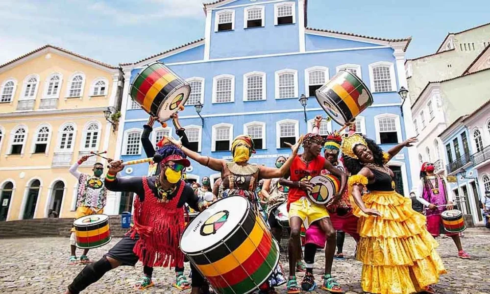 Maior grupo percussista da Bahia, o Olodum comemora nesta terça-feira (25), 44 anos, e celebrará a data com um show gratuito no Pelourinho,