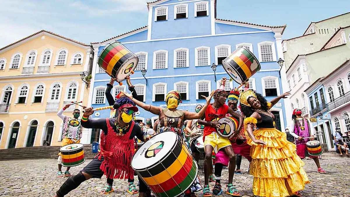 Maior grupo percussista da Bahia, o Olodum comemora nesta terça-feira (25), 44 anos, e celebrará a data com um show gratuito no Pelourinho,