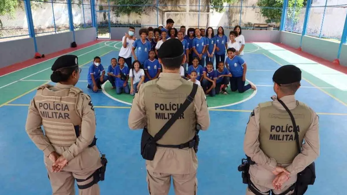 ecializado (CPE) da Polícia Militar da Bahia (PMBA), realizou nesta terça-feira (18), visita a dois colégios no bairro do Stiep, em Salvador.