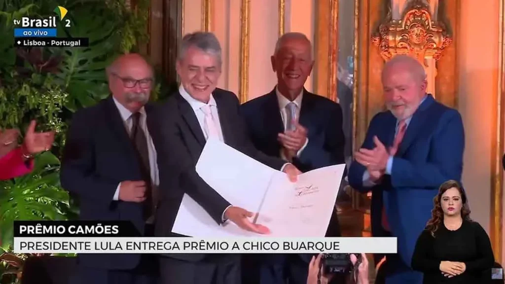 O cantor e compositor Chico Buarque entregou nesta segunda-feira (24), o prêmio Camões, após quatro anos de atraso com a negativa do ex-presi