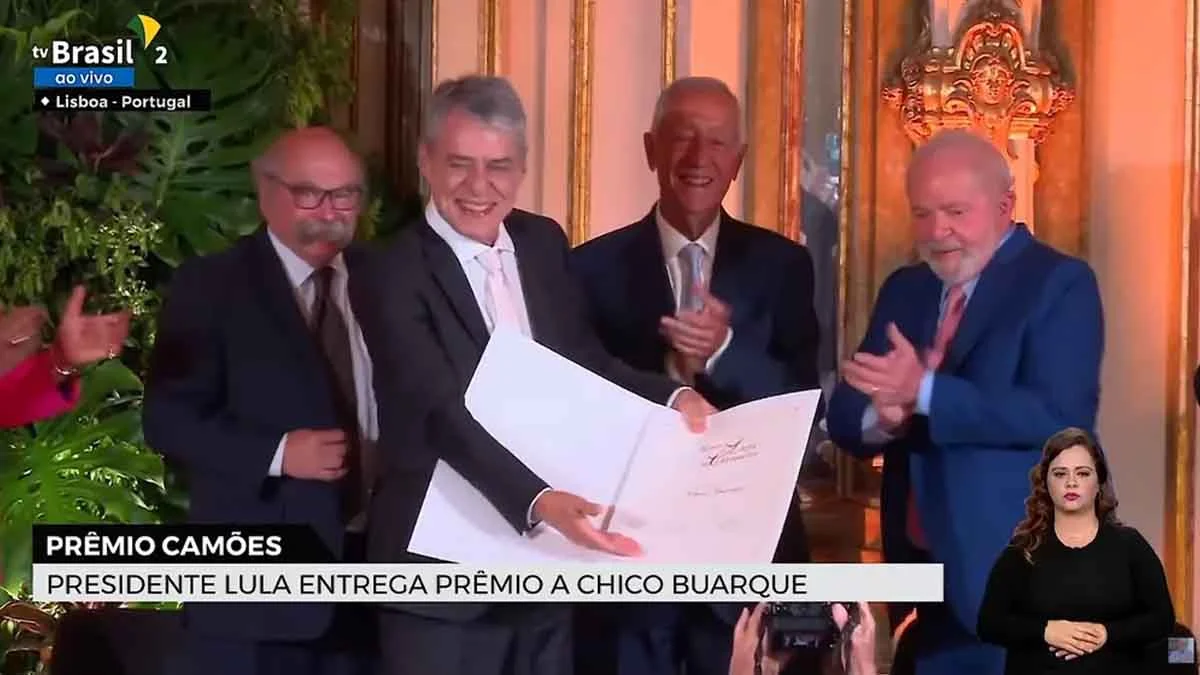 O cantor e compositor Chico Buarque entregou nesta segunda-feira (24), o prêmio Camões, após quatro anos de atraso com a negativa do ex-presi