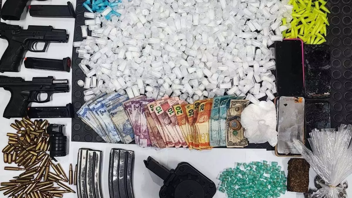 detiveram oito indivíduos, sendo um adolescente, em duas ocorrências com reféns na noite de terça-feira (18) em Tancredo Neves.