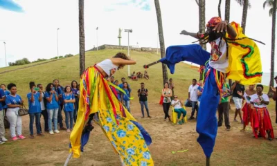 Como nos ditirambos, encenações de teatro ao ar livre que ocorriam na Grécia Antiga, o grupo de arte popular A Pombagem levou a arte de rua para o Morro do Cristo, na Barra, na quarta-feira (17). A apresentação do espetáculo O Museu é a Rua contou com a participação de 25 artistas, se revezando em diversas performances, a exemplo da utilização de pernas de pau, da atuação de um boneco gigante, da feitura de bolhas de sabão enormes, do grafite em tela, da exposição fotográfica e da realização de uma roda de capoeira e do samba de roda.