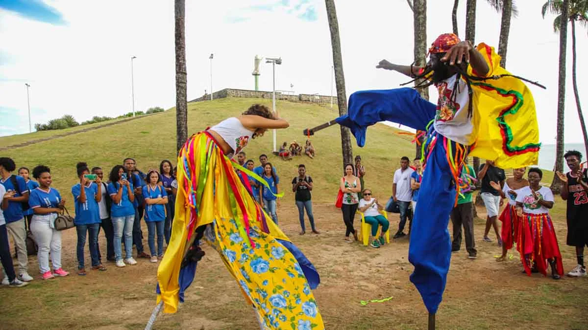 Como nos ditirambos, encenações de teatro ao ar livre que ocorriam na Grécia Antiga, o grupo de arte popular A Pombagem levou a arte de rua para o Morro do Cristo, na Barra, na quarta-feira (17). A apresentação do espetáculo O Museu é a Rua contou com a participação de 25 artistas, se revezando em diversas performances, a exemplo da utilização de pernas de pau, da atuação de um boneco gigante, da feitura de bolhas de sabão enormes, do grafite em tela, da exposição fotográfica e da realização de uma roda de capoeira e do samba de roda.
