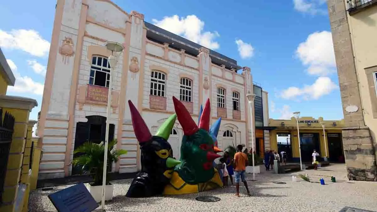 A Casa do Carnaval da Bahia, na Praça da Sé, e o coletivo Surdarte realizam neste sábado (20), das 11h às 12h30, a oficina VibraDança. A pro