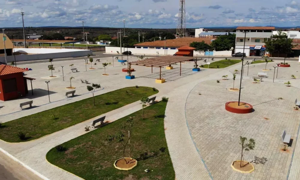 O governador Jerônimo Rodrigues desembarcou, neste sábado (13), na cidade de Condeúba, sudoeste baiano, para uma série