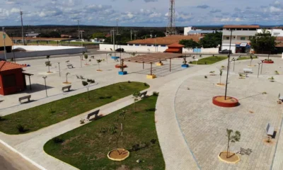 O governador Jerônimo Rodrigues desembarcou, neste sábado (13), na cidade de Condeúba, sudoeste baiano, para uma série