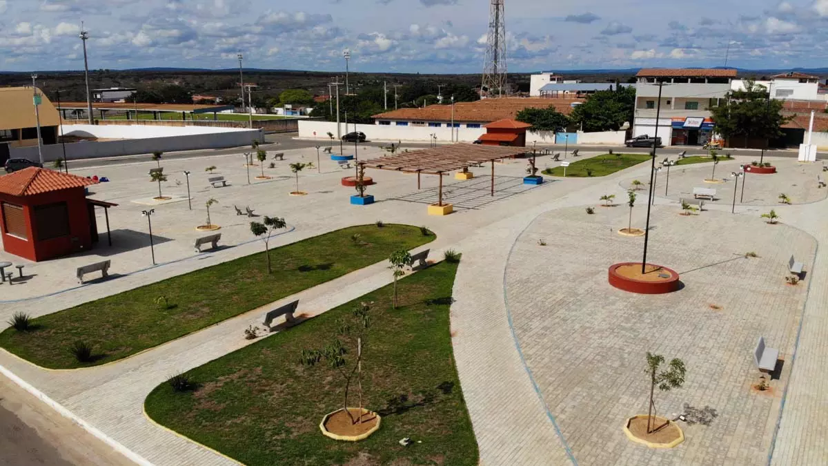 O governador Jerônimo Rodrigues desembarcou, neste sábado (13), na cidade de Condeúba, sudoeste baiano, para uma série