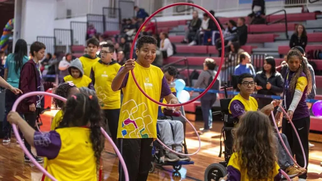 O Festival Paralímpico de 2023, evento que promove esportes paralímpicos a crianças de jovens de 8 a 17 anos, por meio de atividades que os simulam de forma lúdica, acontece neste sábado (20), em 26 estados do país e o Distrito Federal.