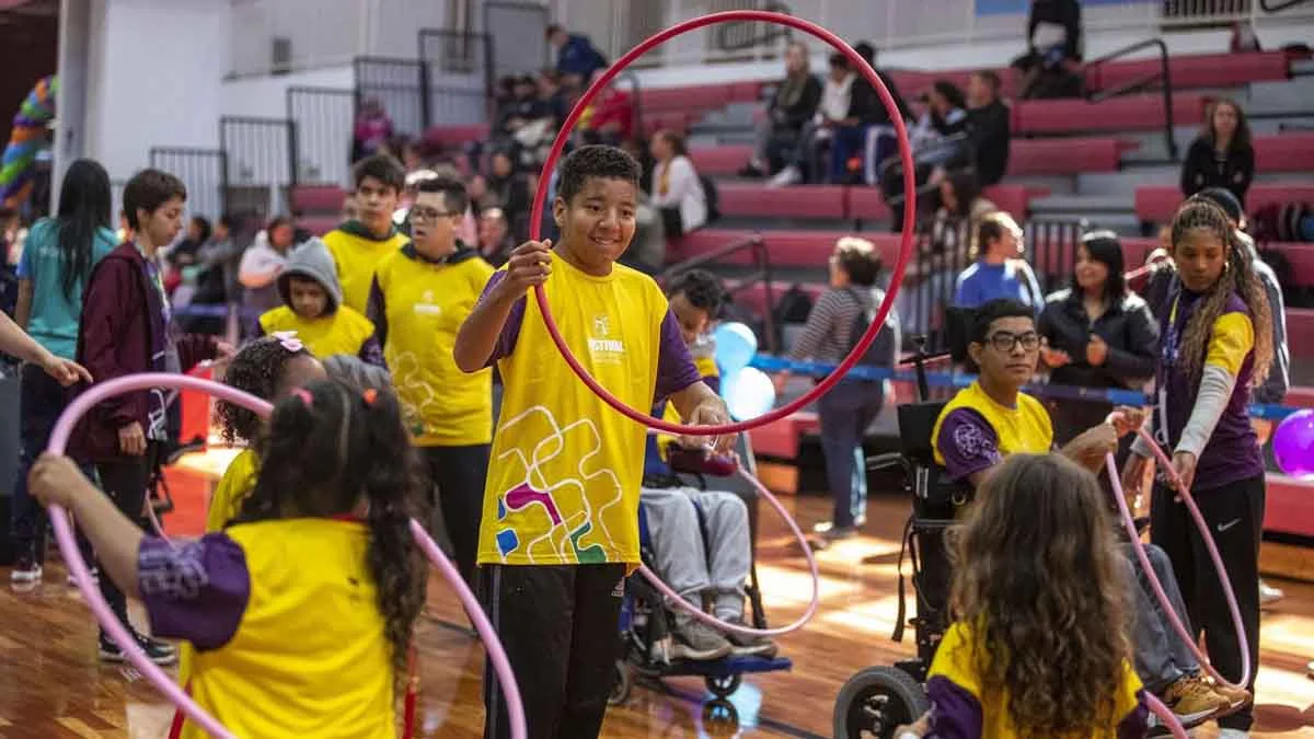O Festival Paralímpico de 2023, evento que promove esportes paralímpicos a crianças de jovens de 8 a 17 anos, por meio de atividades que os simulam de forma lúdica, acontece neste sábado (20), em 26 estados do país e o Distrito Federal.