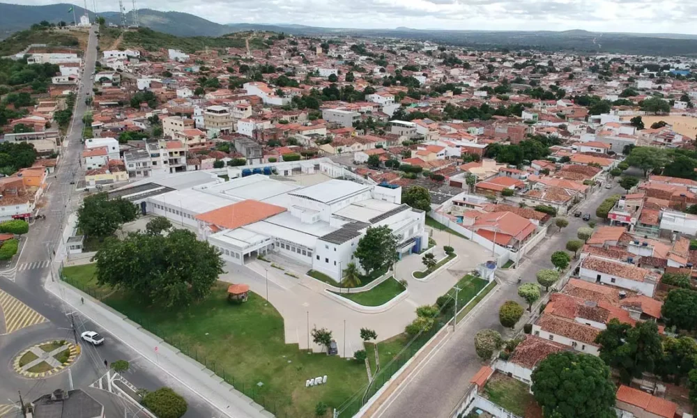 O Hospital Regional de Itaberaba voltará a funcionar no mês de maio. A boa notícia é da secretária da Saúde do Estado, Roberta Santana, que