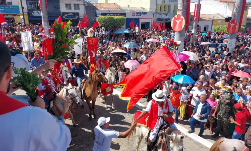 O governador Jerônimo Rodrigues compareceu, nesta sexta-feira (26), na Festa do Divino Espírito Santo, no município de Poções,