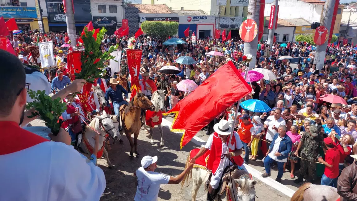 O governador Jerônimo Rodrigues compareceu, nesta sexta-feira (26), na Festa do Divino Espírito Santo, no município de Poções,