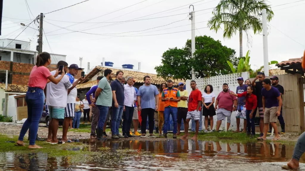 O distrito de Subaúma, que integra o município de Entre Rios, vem sofrendo nos últimos 10 dias com fortes chuvas. O governador