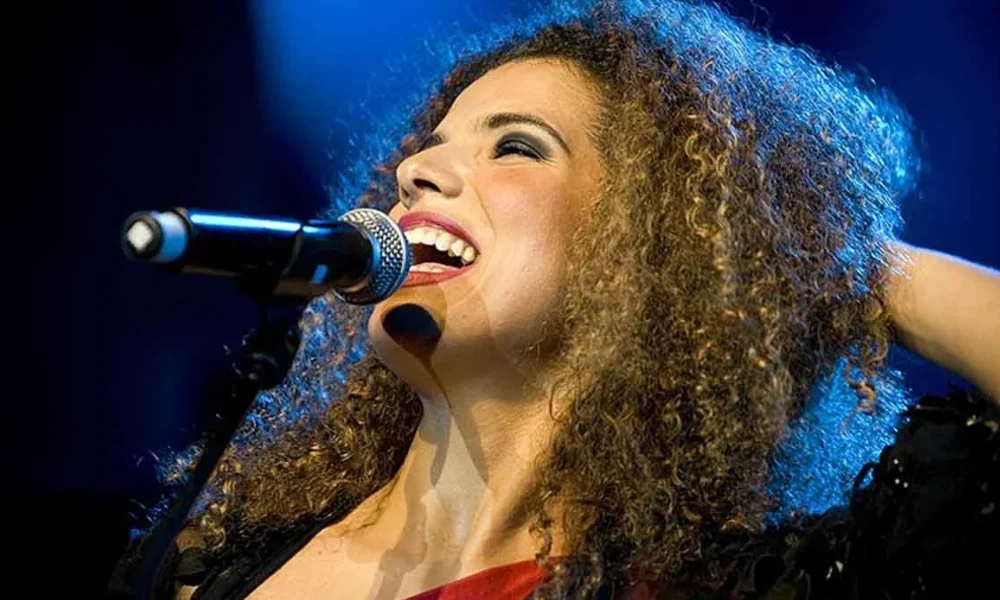 A cantora Vanessa da Mata volta a Salvador, e desta vez para com uma nova turnê “Vem Doce”, espetáculo inspirado pelo novo álbum e por seus 2