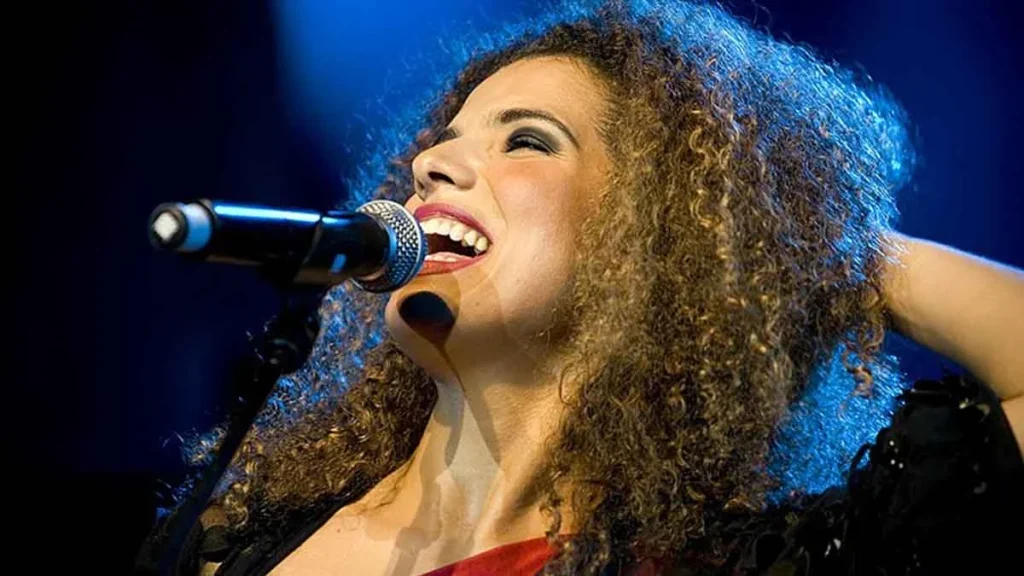 A cantora Vanessa da Mata volta a Salvador, e desta vez para com uma nova turnê “Vem Doce”, espetáculo inspirado pelo novo álbum e por seus 2