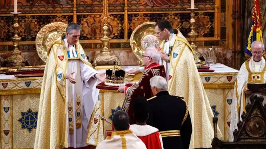 O rei Carlos III foi coroado na Abadia de Westminster, neste sábado (6), marcando o início simbólico de uma nova era real na Grã-Bretanha e