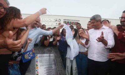 Durante visita à cidade de Amargosa, neste sábado (27), o governador Jerônimo Rodrigues inaugurou as obras de ampliação com modernização do Centro Territorial de Educação Profissional (Cetep) do Vale do Jiquiriçá. Na ocasião, ele anunciou a implantação da sede do primeiro Pelotão do 1º Subgrupamento dos Bombeiros Militares (SGBM), no Centro da cidade, e entregou um galpão industrial para ampliação da fábrica de calçados Ferracini.