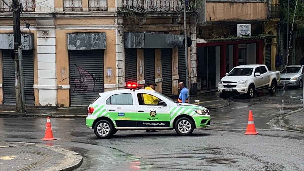 A Prefeitura de Salvador, por meio da Defesa Civil (Codesal), informa nesta terça-feira (9) que decidiu interditar a Ladeira da Montanha por