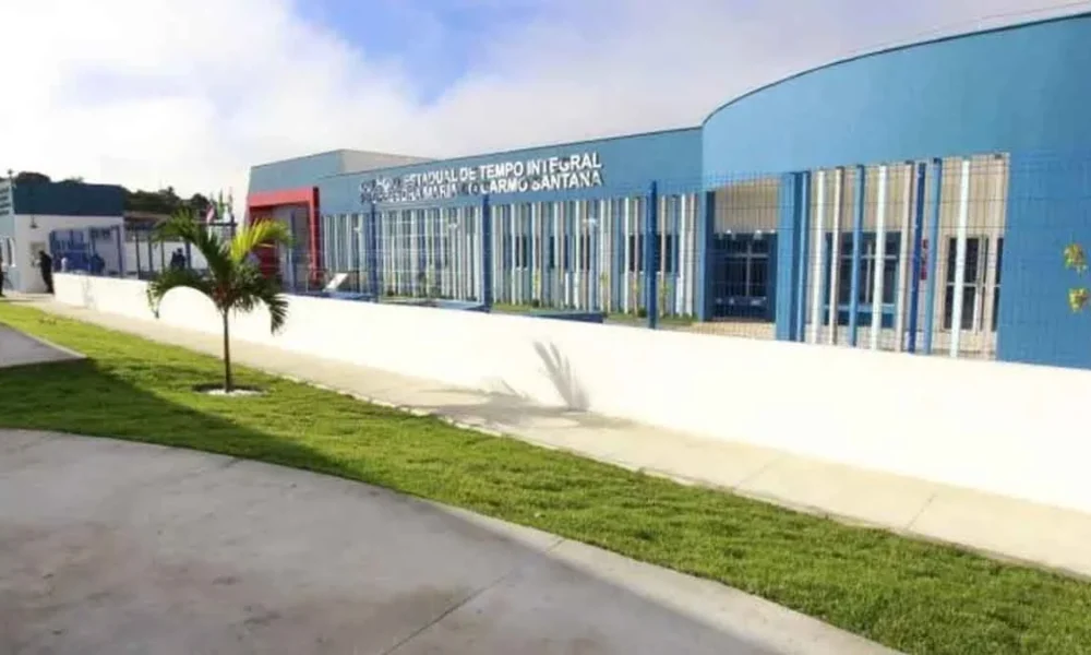 Os estudantes e os moradores de Aramari, na região de Alagoinhas, contam, a partir desta quinta-feira (4), com o novo Colégio Estadual Profes