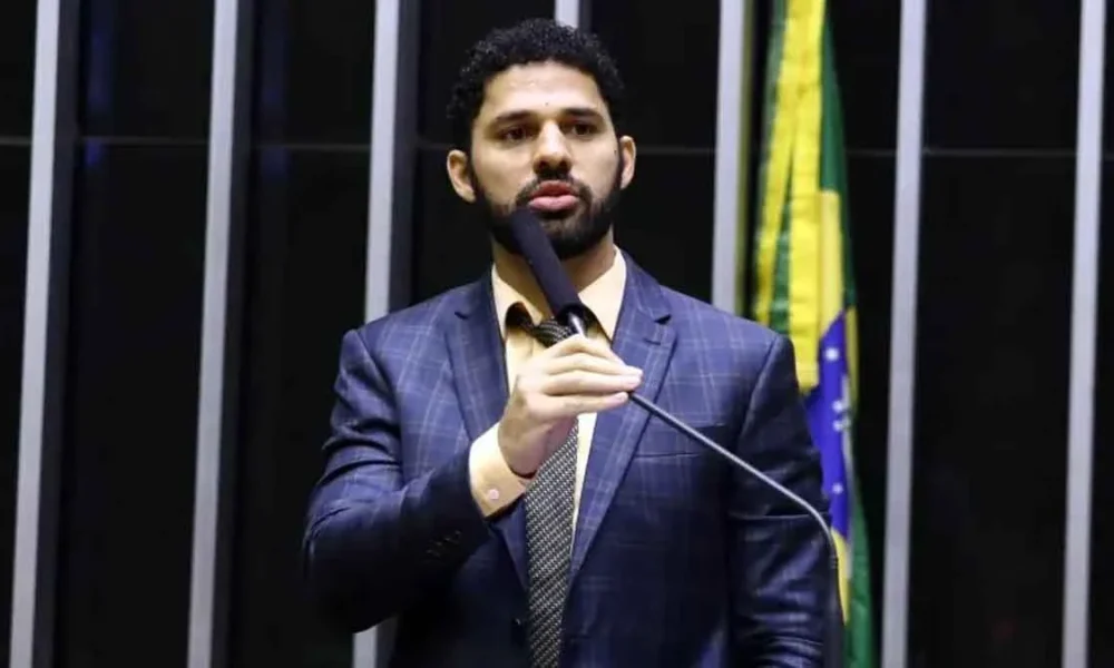 O ex-deputado federal David Miranda morreu nesta terça-feira (09), aos 37 anos. A informação foi dada pelo marido, o jornalista Glenn Greenw