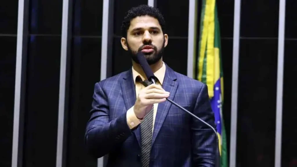O ex-deputado federal David Miranda morreu nesta terça-feira (09), aos 37 anos. A informação foi dada pelo marido, o jornalista Glenn Greenw
