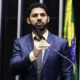 O ex-deputado federal David Miranda morreu nesta terça-feira (09), aos 37 anos. A informação foi dada pelo marido, o jornalista Glenn Greenw