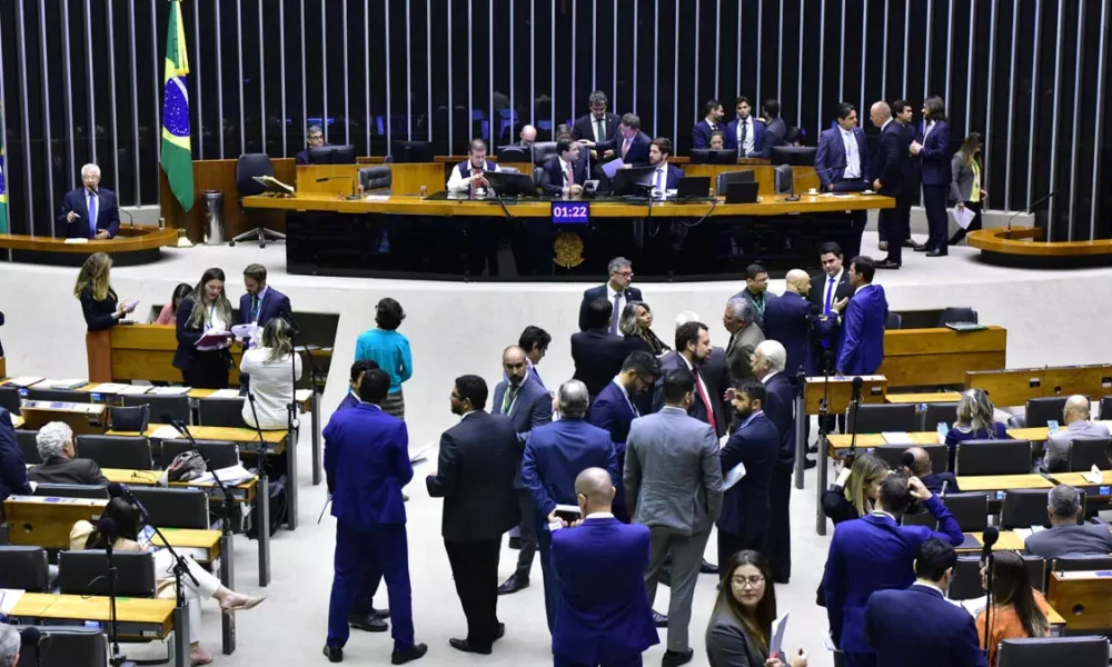 A Câmara dos Deputados aprovou nesta terça-feira (9) projeto de lei que estende o direito a atendimento prioritário nos serviços