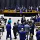 A Câmara dos Deputados aprovou nesta terça-feira (9) projeto de lei que estende o direito a atendimento prioritário nos serviços