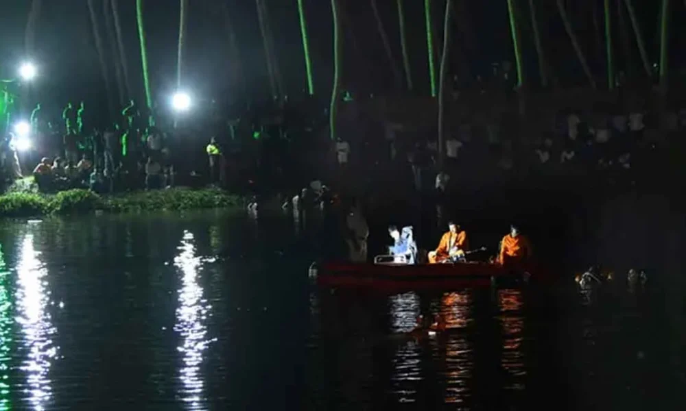 Pelo menos 22 pessoas morreram afogadas após um barco turístico de dois andares virar no estado de Kerala, no sul da Índia, na noite deste do