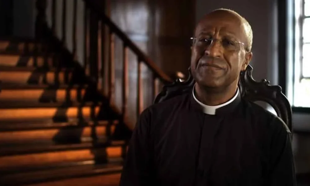 O padre Edson Menezes, reitor da Basílica do Senhor do Bonfim, em Salvador, afirmou que está se sentindo “perseguido e injustiçado”, pela irmandade da igreja. Segundo informações divulgadas pelo site Metro 1, e confirmadas pelo Bahia Pra Você, o grupo Irmandade da Basílica do Senhor do Bonfim lançou um edital na última quinta-feira (25) convocando uma reunião de "carácter emergencial" para o dia 1ª de junho para discutir, entre outras coisas, mudanças de poderes instituídos ao reverendo.