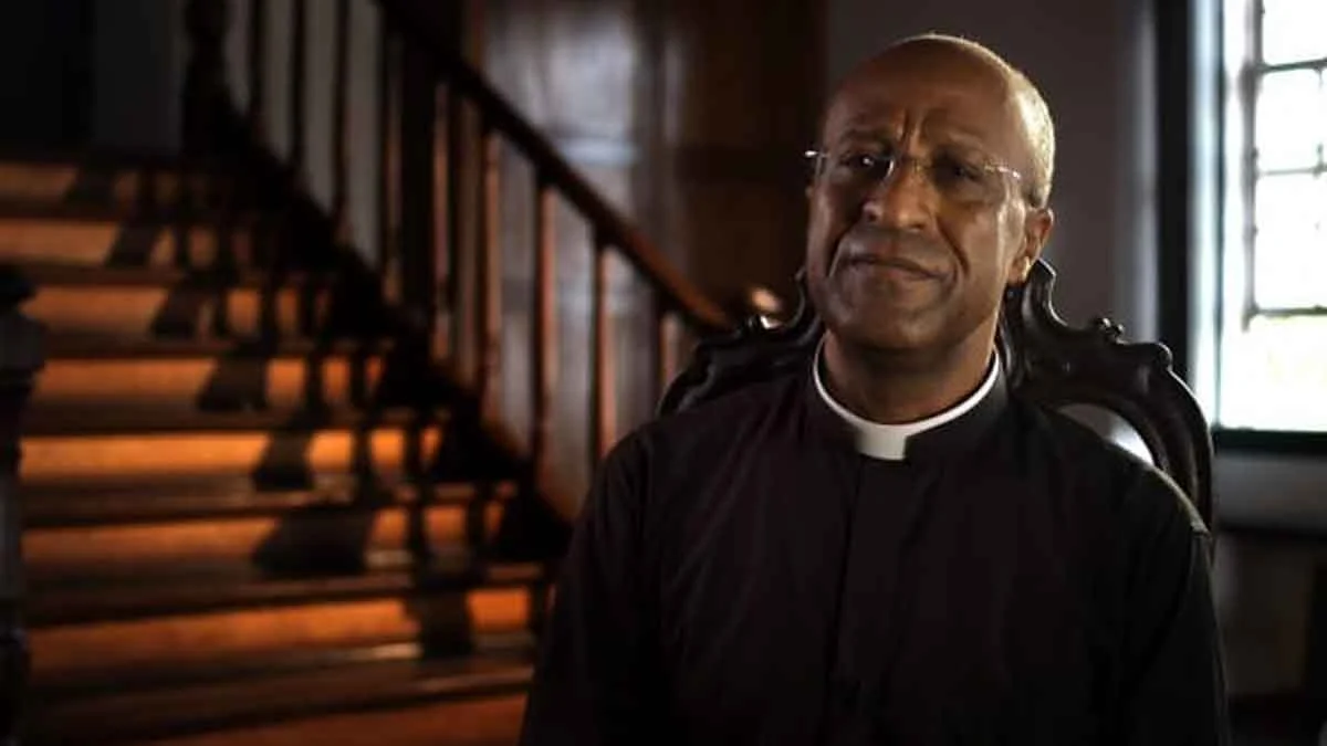 O padre Edson Menezes, reitor da Basílica do Senhor do Bonfim, em Salvador, afirmou que está se sentindo “perseguido e injustiçado”, pela irmandade da igreja. Segundo informações divulgadas pelo site Metro 1, e confirmadas pelo Bahia Pra Você, o grupo Irmandade da Basílica do Senhor do Bonfim lançou um edital na última quinta-feira (25) convocando uma reunião de "carácter emergencial" para o dia 1ª de junho para discutir, entre outras coisas, mudanças de poderes instituídos ao reverendo.