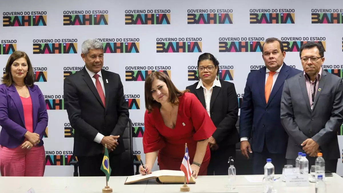 Em uma cerimônia marcada por significado histórico, o governador Jerônimo Rodrigues empossou a professora Amali Mussi