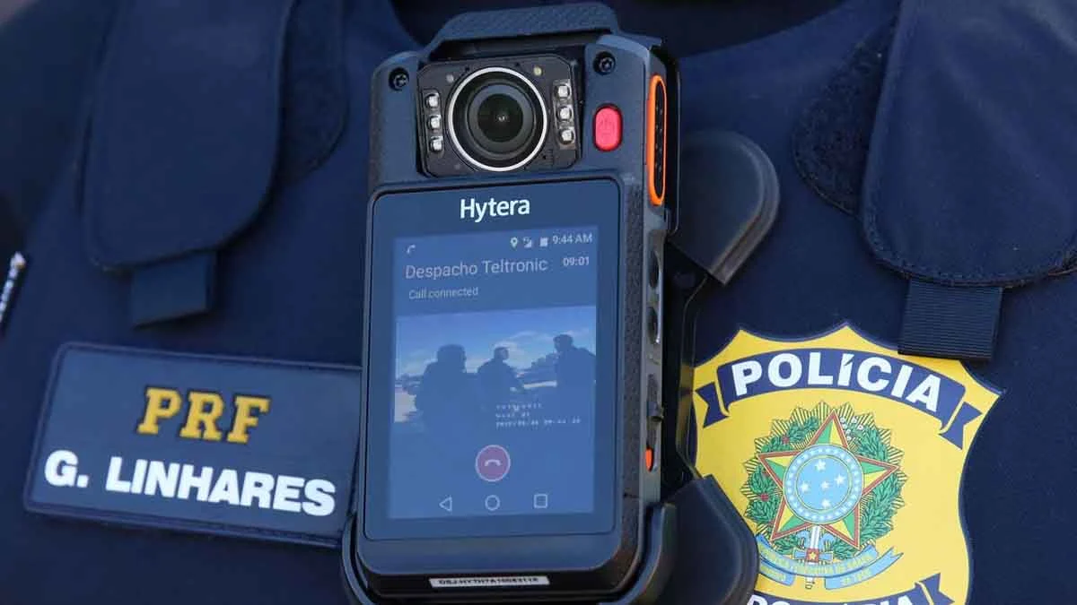 A Polícia Rodoviária Federal (PRF) apresentou, nesta quinta-feira (25), projeto para implementar o uso de câmeras corporais nos uniformes d