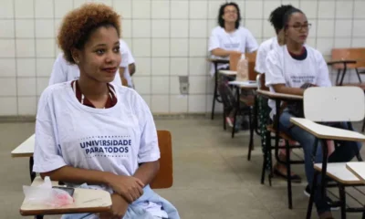 As inscrições para o Programa Universidade para Todos (UPT), da Secretaria da Educação do Estado da Bahia (SEC), seguem até esta quinta-feira (25), para 18.966 vagas, nos 27 Territórios de Identidade. Isto representa 3.966 vagas a mais do que em 2022, quando foram ofertadas 15 mil vagas. As inscrições são gratuitas e devem ser realizadas no Portal da Educação (processoseletivoupt.educacao.ba.gov.br/inscricao). Mais de 29 mil estudantes do UPT já ingressaram no Ensino Superior.