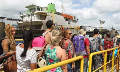 organizaram esquemas especiais de controle do fluxo de passageiros que vão se deslocar pelas rodovias baianas, tanto em