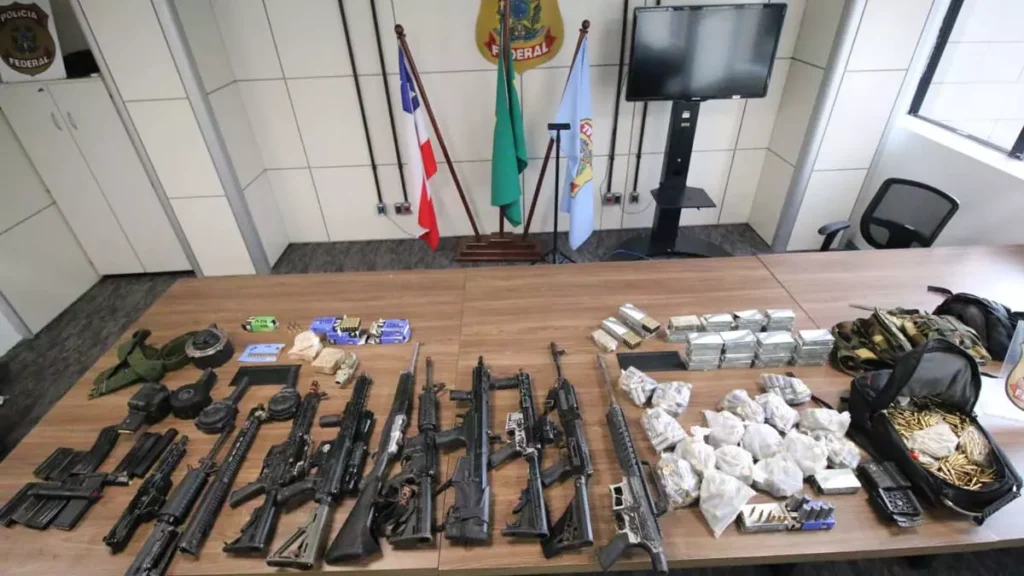 Uma ação integrada das polícias Federal, Militar e Civil na madrugada desta segunda-feira (19), resultou na apreensão de 13 fuzis,