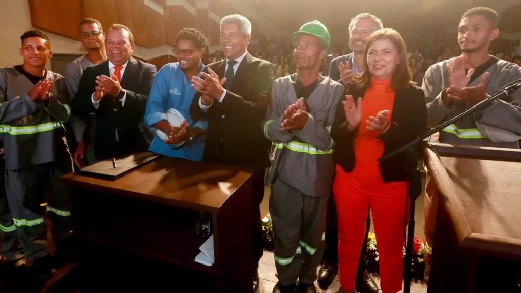 A ordem de serviço que autoriza o início das obras de requalificação do Teatro do Instituto de Radiodifusão Educativa da Bahia (Irdeb)