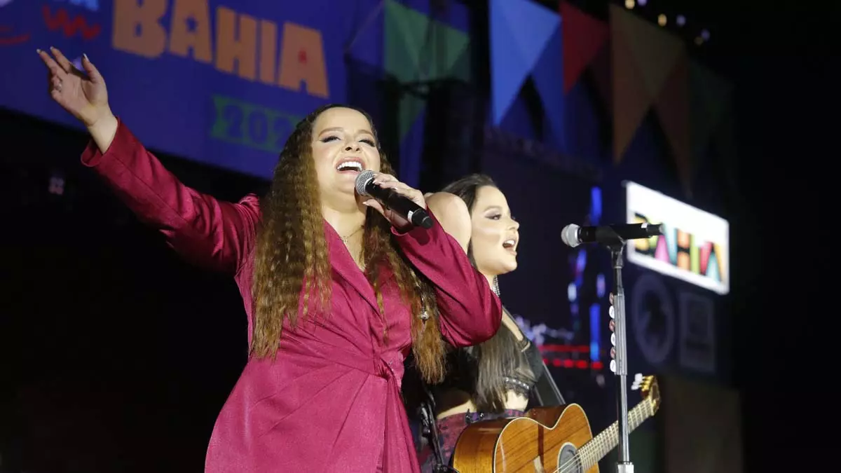 A dupla sertaneja Maiara e Maraísa foi a quarta atração da noite de shows no Parque de Exposições, neste sábado (24). As mato-grossenses