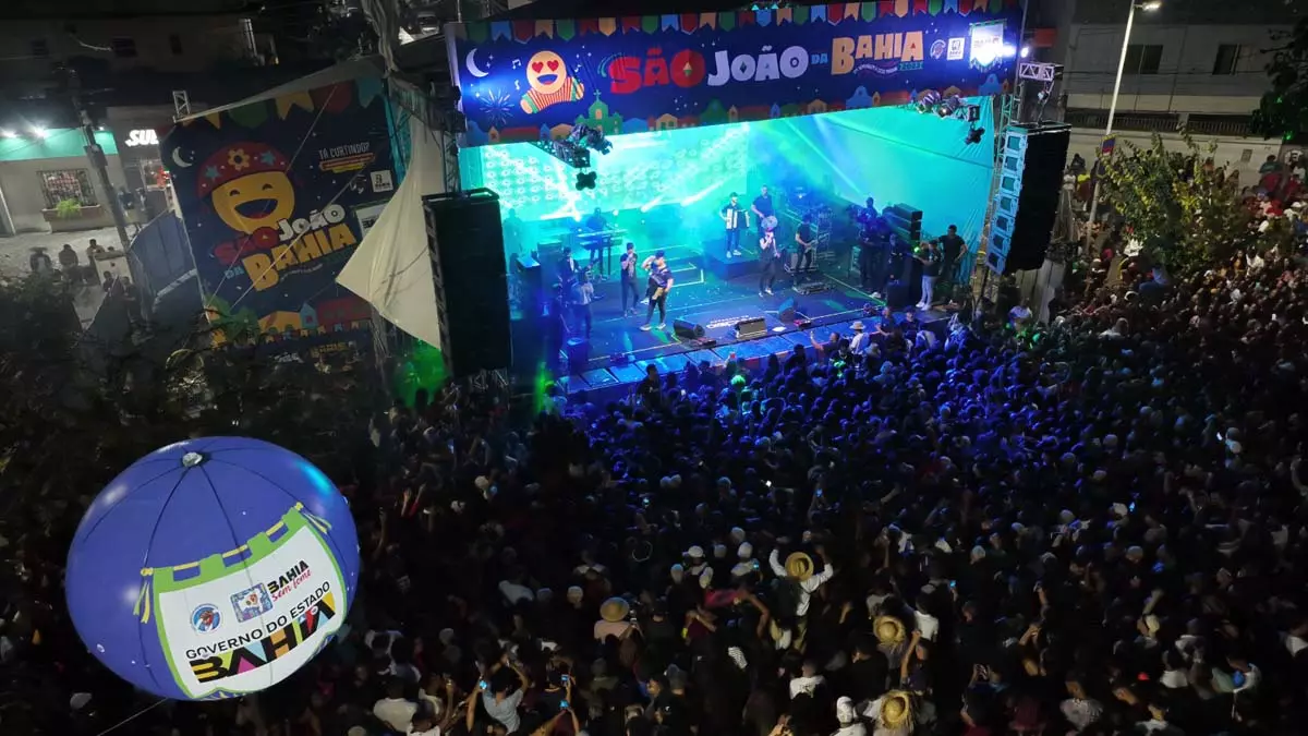 A animação na última noite do São João 2023 em Paripe, neste sábado (24), contou com muito forró, piseiro e sertanejo. Victor Vitêra e a