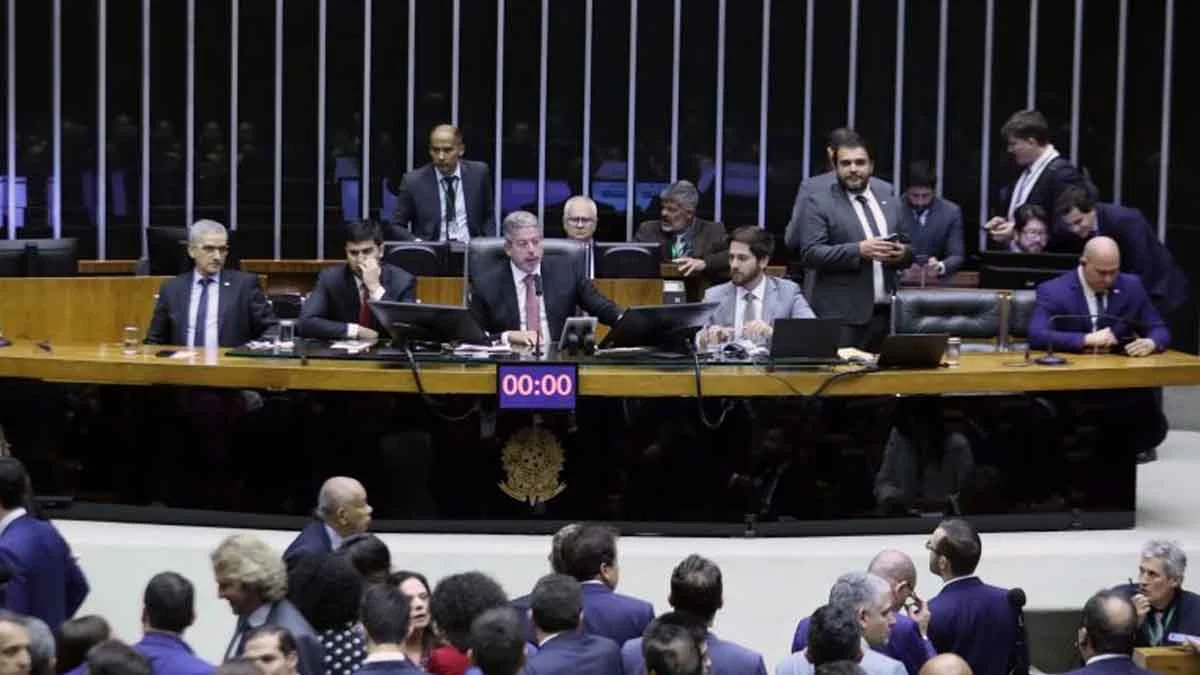 O Fundo Constitucional do Distrito Federal (FCDF) e o Fundo de Manutenção e Desenvolvimento da Educação Básica (Fundeb) ficarão fora do novo arcabouço fiscal. Por 379 votos a 64, os deputados aprovaram nesta terça-feira (22) à noite a emenda do Senado que retirou os dois fundos das novas regras fiscais.