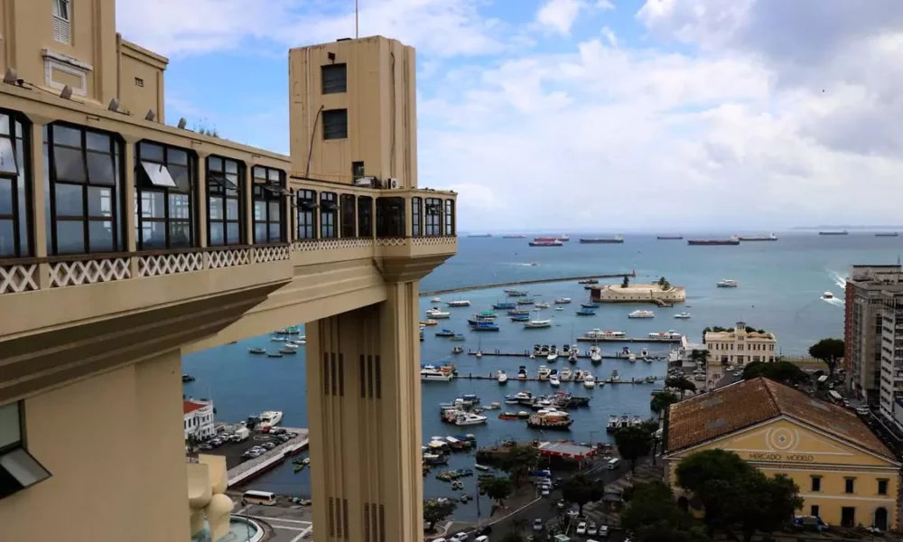 se formou em Engenharia Civil na Bahia, no ano de 1960, pelo fato de que na época não tinha o curso que ele desejava no Ceará. 